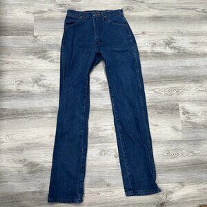 These women's dark wash jeans are cut from denim for a classic western look.